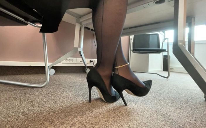 Niki studio: Schau dir meine Füße an, Während ich bei der arbeit...