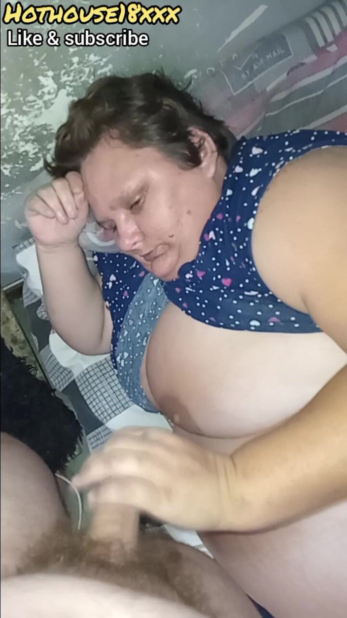 hothouse18xxx: Mami vitregă îi face fiului vitreg labă și spermă pe sânii ei