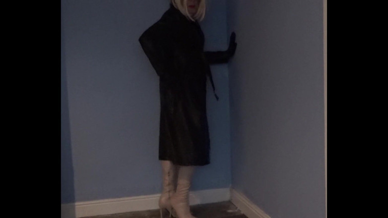 Leather Kirsten: Leather'de Oynuyor