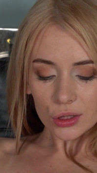 Sexy holky Lovenia Lux a Julia Rain masturbují a lízají kundičku
