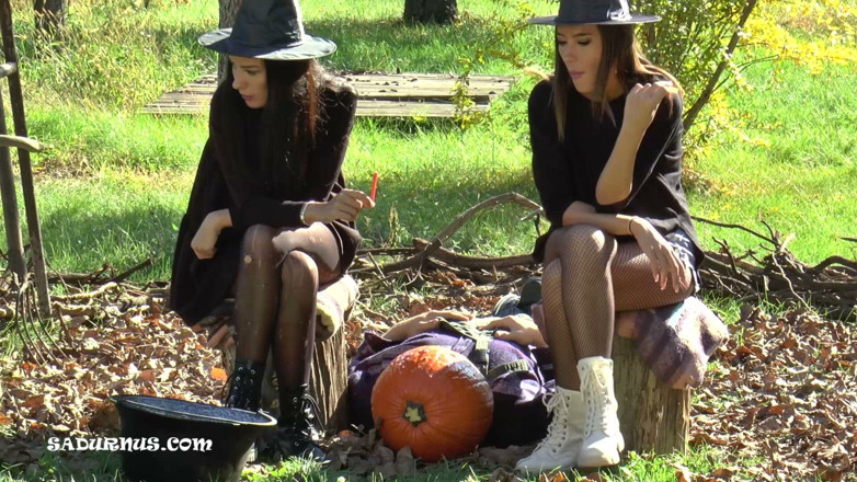 Sadurnus: Happy Halloween! Pumpkin Face Spitting