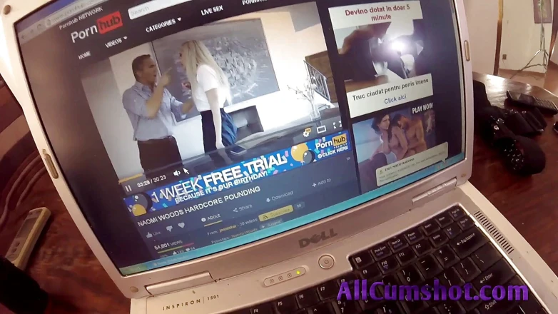 All Cumshot: 人妻发现他的老公在自慰，所以她抓住他的鸡巴