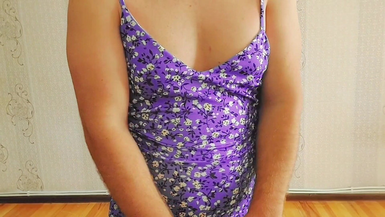 Kitty_Cross: Söt sissy poserar framför neonljus