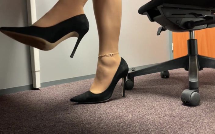 Niki studio: Sleduj moje nohy na vysokých podpatcích pod stolem