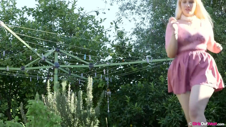 Girls Out West: Kurvige lesben mit dicken möpsen und behaarten muschis ficken auf...