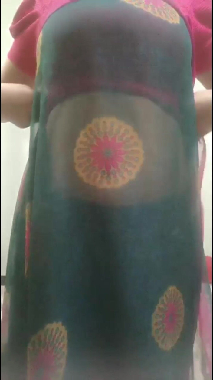 Desi_Tease_Queen: Desi Saree mengusik membuka pakaian 