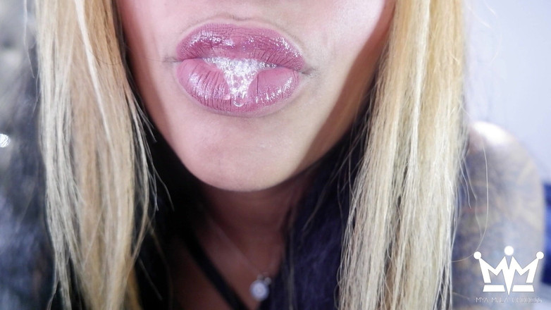 Mya Mula Goddess: Le labbra monella ti chiedono di inviare