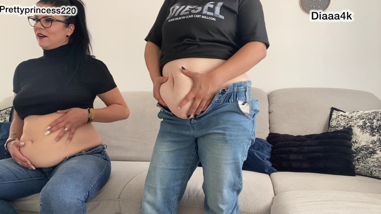 fartingclub01: 2 chicas sexy jugando con barrigas y pedos en jeans