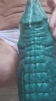 Cd berijdt grote krokodildildo en komt klaar