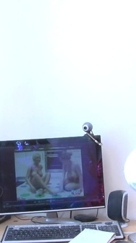 Ragazze che guardano il backstage le loro scene sexy e rideno