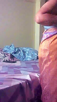 Prima di scopare la moglie sexy con grandi tette che indossa saree e la figa viene sditalinata duramente
