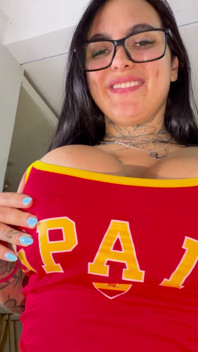 Esta morena espanhola chupa, cavalga e gosta do esperma dentro