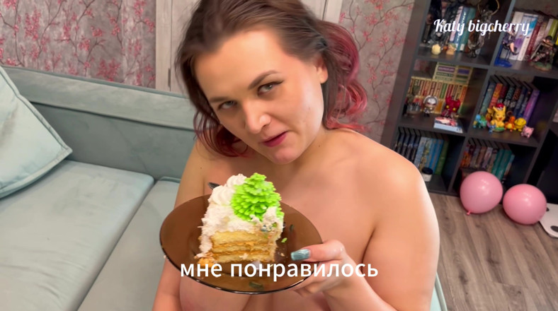 Katybigcherry: La surprise pour l’anniversaire de mon demi-frère : une bite dans...