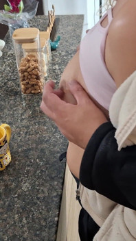 Una figliastra è sorpresa mentre fa colazione.