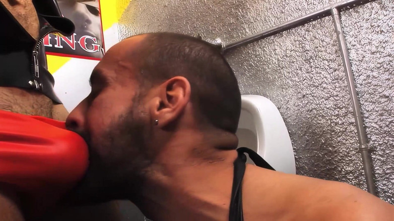 Transsexuell and gay club: चौकीदार लंड से हस्तमैथुन करते हुए पकड़ा जाता है और बंधन वर्चस्व दब्बू माचो वाली तीन लोगों वाली चुदाई और मूतता है