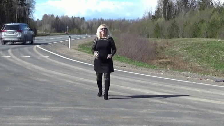 Nylon-Heels: Naughty babe on the road