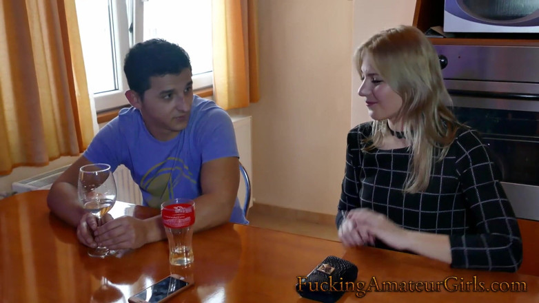 Fucking Amateur Girls: 放荡的热辣金发女郎和主人口交性交