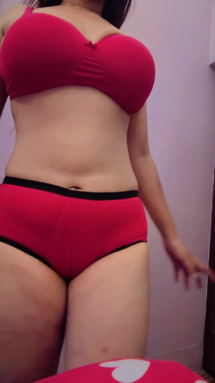 Daisysaha13: Sieh meine sexy möpse, ich will dein gesicht in meine...