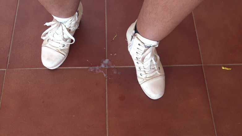 Stepmom Susan: ヌーディストの妻が男性に自分の毛深い膣を抱き、バイセクシュアルの夫のチンコをしゃぶってほしい