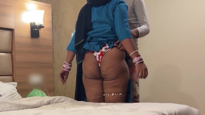 desi_babe1234: 茶色い尻のいたずらっ子ティーンが浮気し、大きなペニスに乗る