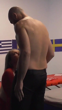 Mamă sexy blondă și brunetă în sex în trei