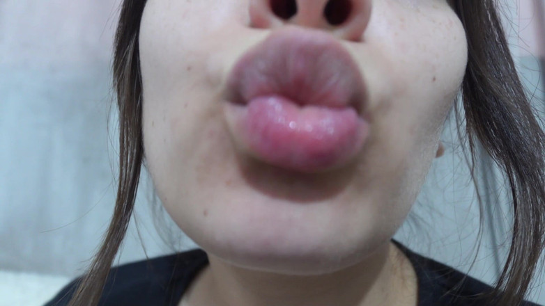 AmayaMori: 私のインド系義理の妹はキスフェチで、常に唇でキスを送っています。