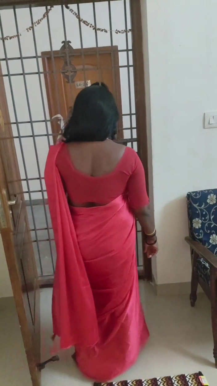 Thesana: Fã reparador garoto engana a esposa solitária em sexo