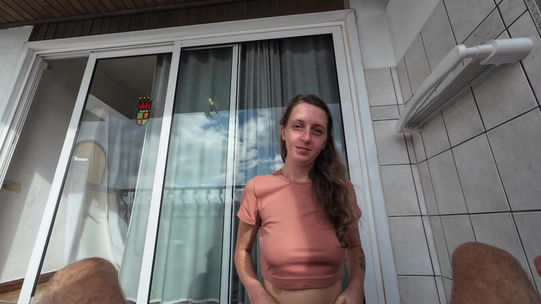 SkinnyWithAHugeDick: Venkovní kouření a výstřik na její pěkně růžovou kundičku