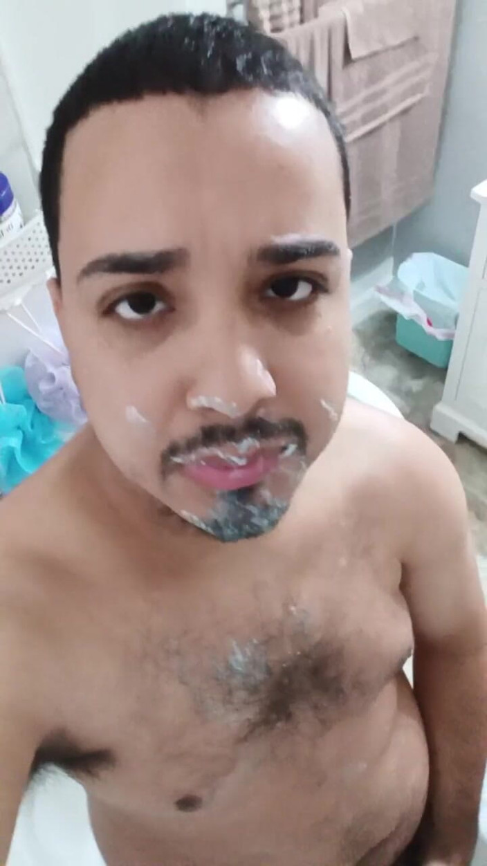 PastoVerdeAbs1996: Douche avec moi maintenant, je mets du savon printanier irlandais...