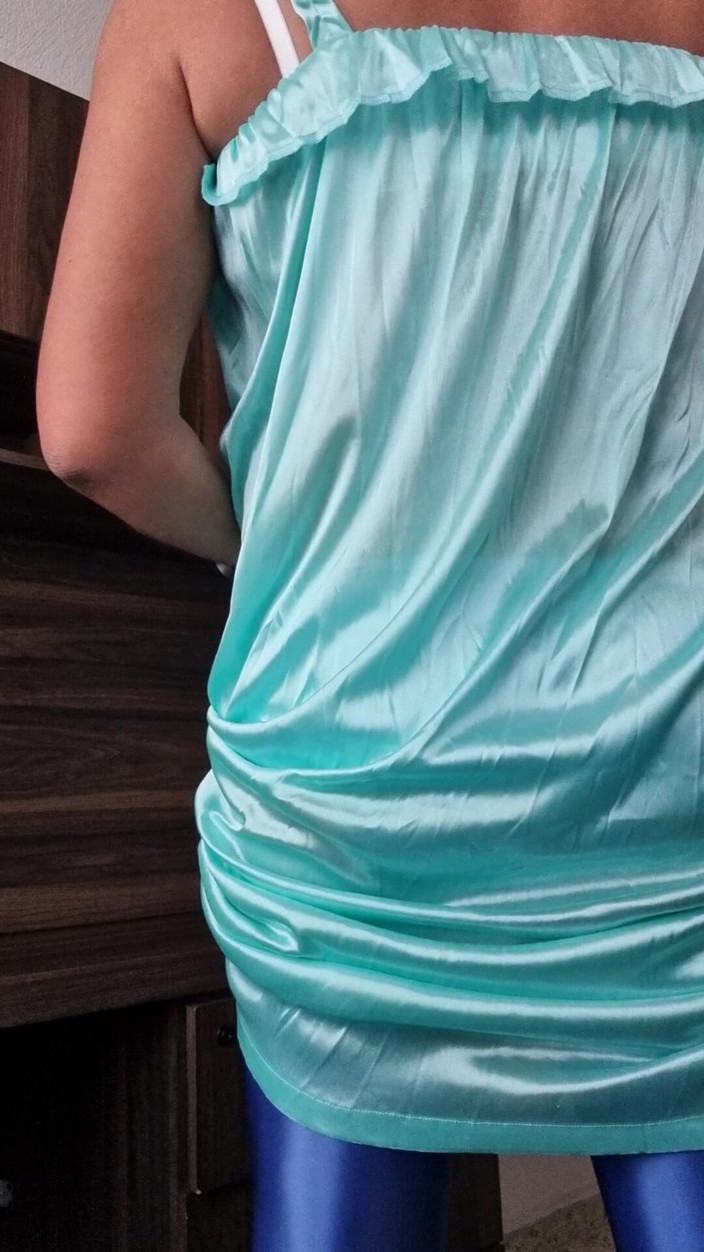 Sexy shinny clothes: Chemise de nuit en satin bleu, masturbation mains libres, excitation...