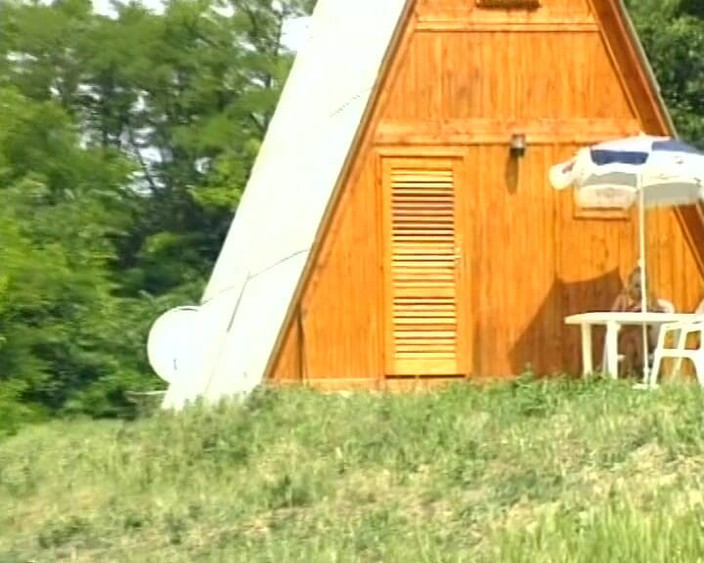 Deutscher hardcore: Fofa alemã loira cavalga pau em frente à casa a-frame