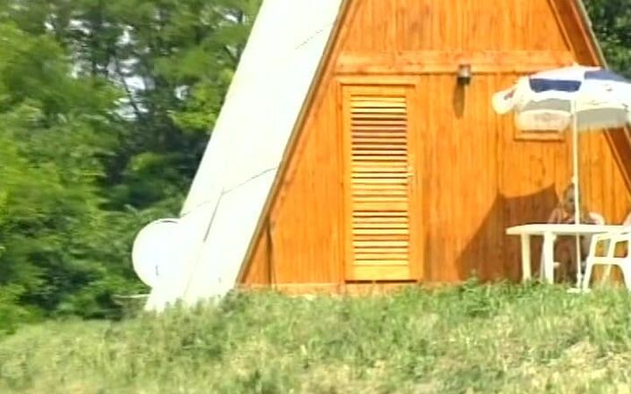 Deutscher hardcore: Carina bionda tedesca cavalca un cazzo davanti alla casa a-frame