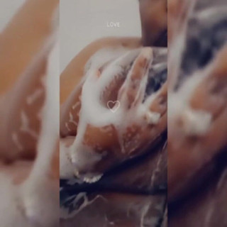 Hot sex 24: Deze grote tieten badend