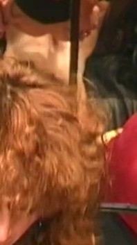 Si rambut coklat matang basah menitis dalam sesi keras di sofa sengit