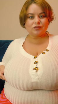 Des tiddies dans une blouse blanche