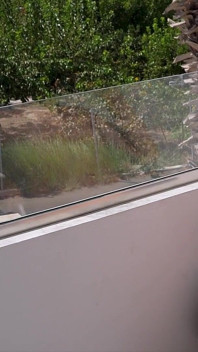 Ablowjob di balkon yang cerah membuatnya muncrat di mulutnya saat orang asing berjalan dengan, tidak tahu dia hanya orgasme di sekujur tubuhnya