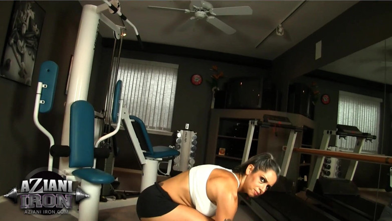 Aziani: Fit milf muestra su sudor y su culo sexy en...