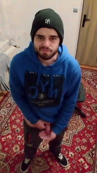 Сперма в моїй кімнаті на долоні в зимовому капелюсі