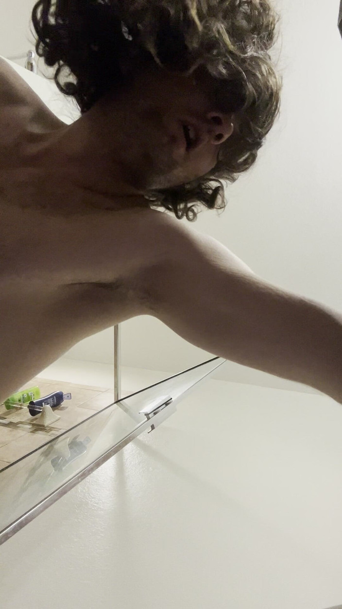 Kate Cummings: Boi bianco si piega sul pavimento usando un grosso dildo