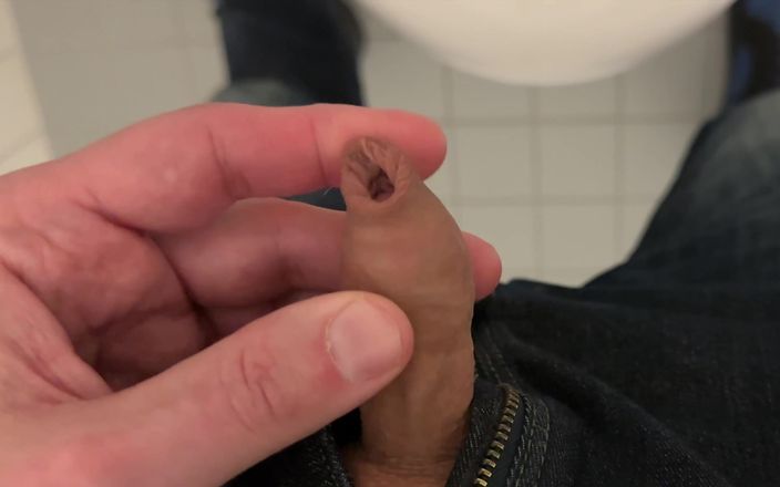 Wichskumpel: 小さな包皮コック、クリニックでおしっこ
