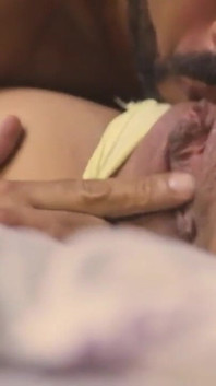 Massaggiatrice calda strofina il corpo sul cliente e riceve un sacco di sperma nel culo. Footjob, pompino, sborrata - tony tigger - carol fenix