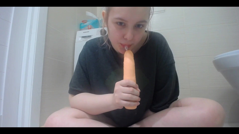 JuiceLussie: 吮吸假阳具自慰肮脏的谈话