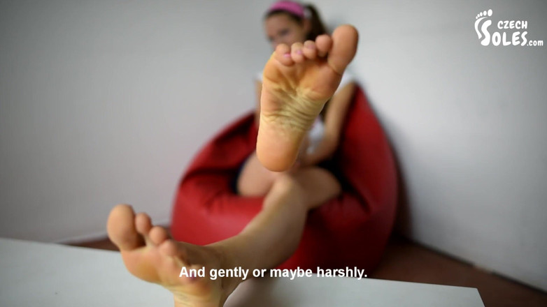 Czech Soles - foot fetish content: Wofür könnten wir meine eingeölten Füße einsetzen, hmm?