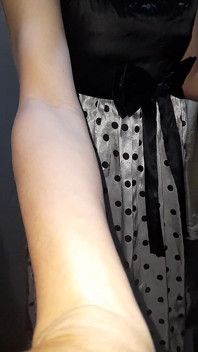 Crossdresser acaba vistiendo vestido de polkadot de seda satinado con forro sedoso
