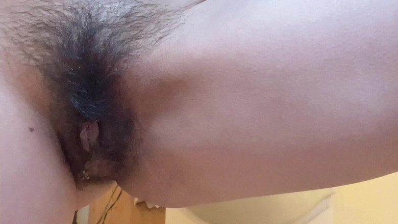 sweethanajapanese: Pissend video poesje pissend water op het toilet