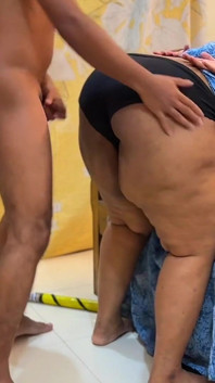 Mama vitregă și fiul vitreg încep să joace un rol sexual când soțul nu este acasă