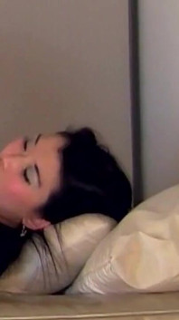 Une jolie amatrice coréenne expose son cul sexy dans une culotte en string rouge