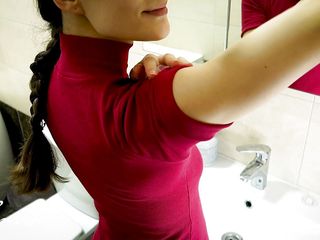 Lanreta: Bathroom mirror muscle show for the boyfriend