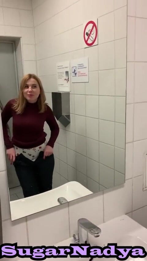 SugarNadya: Ging met SugarNadya de badkamer van het vliegveld binnen, kleedde...