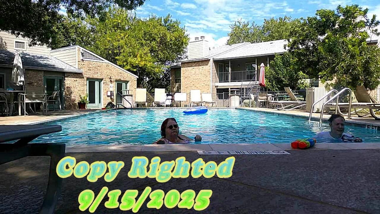BBW nurse Vicki adventures with friends: La BBW Infermiera Vicki Gioca in Piscina Con Il Bel...